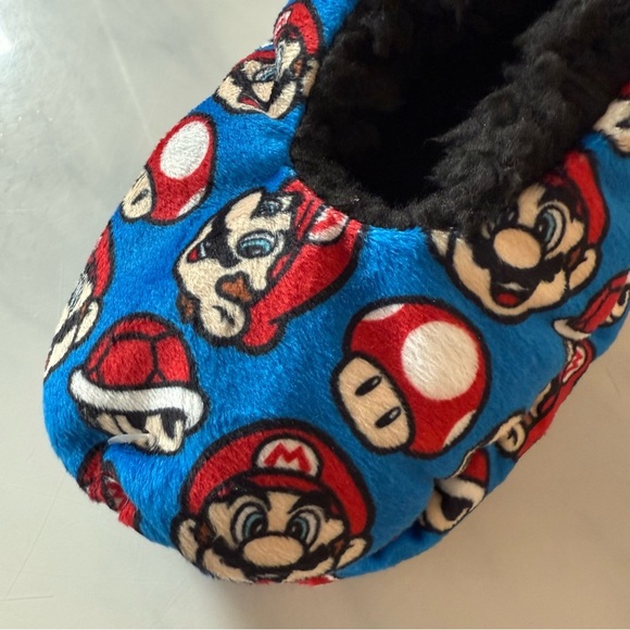 NWT Nintendo Super Mario Kids Fuzzy Babba Slipper Socks Blue, Black, size 8-13 - Picture 3 of 7